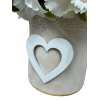 Welurowy flowerbox beżowy z bukietem goździków